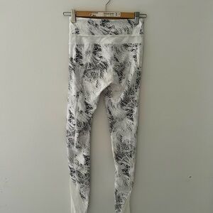 Marble design leggings with pockets